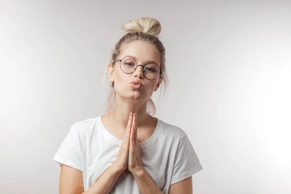 Pleitende jonge vrouw bedelend met verschillende emoties. Verontschuldiging of vraagconcept — Stockfoto