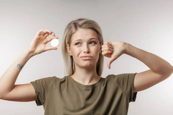 Attraente donna uscita con bocca aperta e espressione sorpresa. — Foto Stock