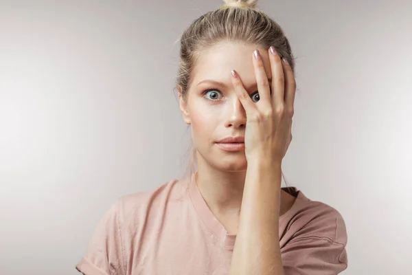 Atractiva mujer salida con la boca abierta y expresión sorprendida. —  Fotos de Stock