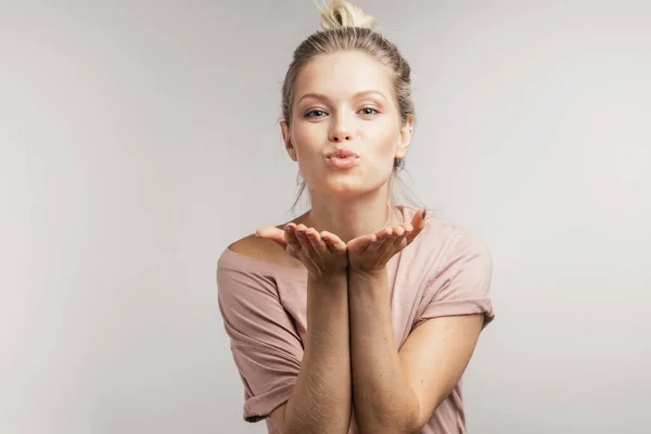 Attractive beautiful woman showing air kiss — Stock Photo, Image