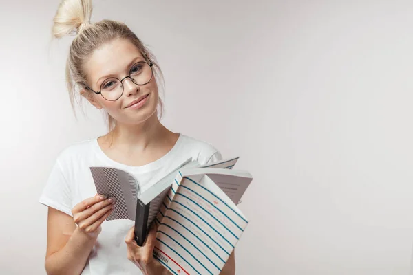Retrato de una joven estudiante con libros aislados sobre fondo gris — Foto de Stock
