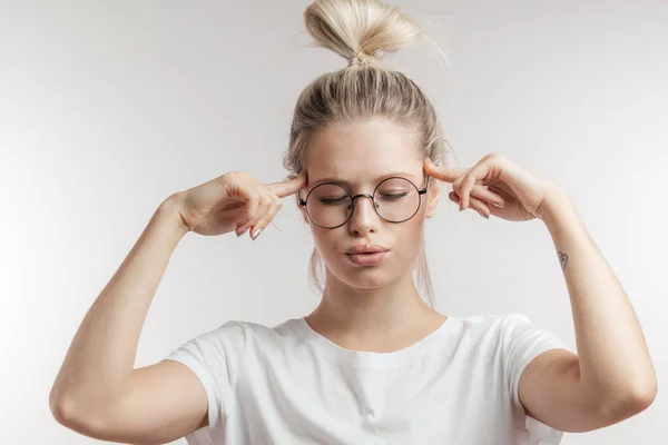 Mujer sosteniendo los dedos en sus sienes como si recordara algo importante — Foto de Stock