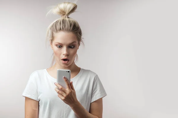 Atractiva mujer salida con la boca abierta y expresión sorprendida. —  Fotos de Stock