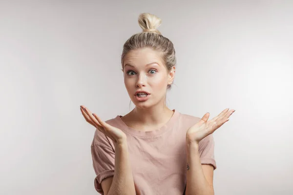 Aantrekkelijke opgewonden vrouw met geopende mond en verrassende uitdrukking. — Stockfoto