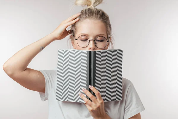 Beyaz arka planda izole edilmiş kitap okuyan genç bir kız. — Stok fotoğraf