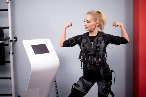 Sportvrouw met lang blond haar poseert voor de camera — Stockfoto