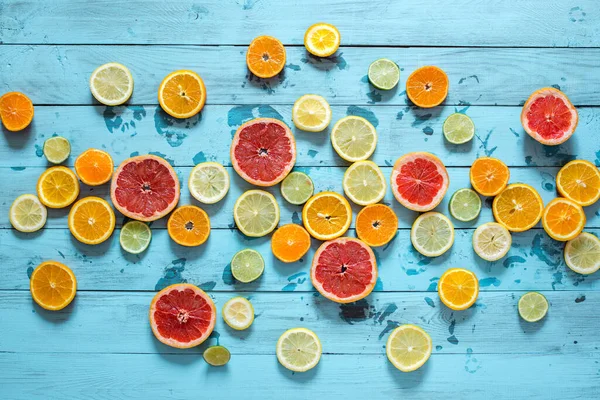 Cítricos naranja, limón, pomelo, mandarina, lima sobre fondo azul — Foto de Stock