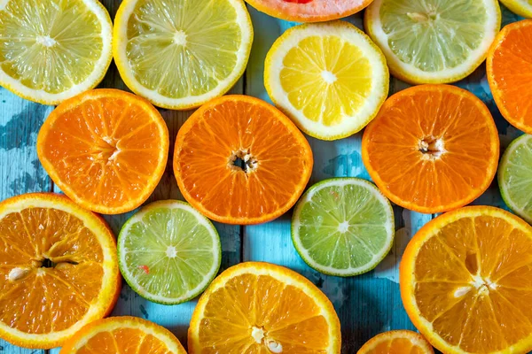 Raw food background of citrus multi coloured slices. Close-up. — Stock Photo, Image