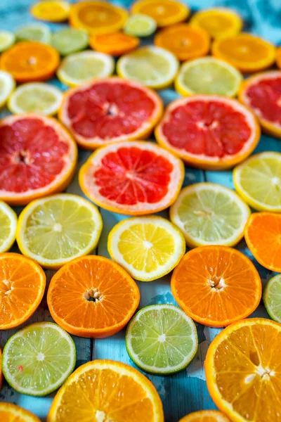 Fondo de alimentos crudos de cítricos rebanadas multicolores. Primer plano. — Foto de Stock