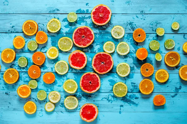 Cítricos naranja, limón, pomelo, mandarina, lima sobre fondo azul — Foto de Stock