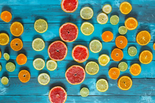 Cítricos naranja, limón, pomelo, mandarina, lima sobre fondo azul — Foto de Stock