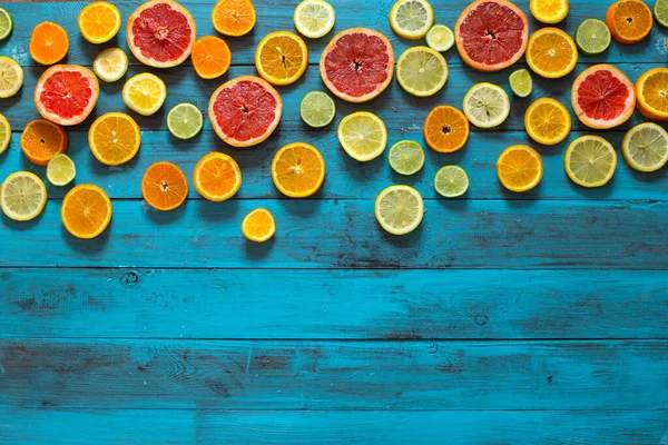 Cítricos naranja, limón, pomelo, mandarina, lima sobre fondo azul — Foto de Stock