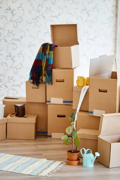 Стек картонних коробок в кімнаті нового будинку — стокове фото