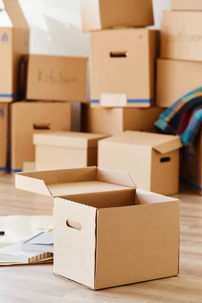 Pila di scatole di cartone in camera di nuova casa — Foto Stock