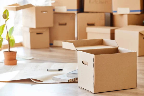 Pila de cajas de cartón en la habitación de nuevo hogar —  Fotos de Stock