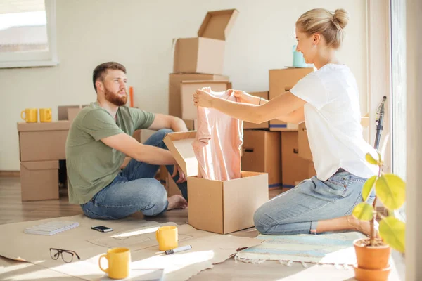 Pareja en apartamento nuevo desembalaje cajas de cartón — Foto de Stock