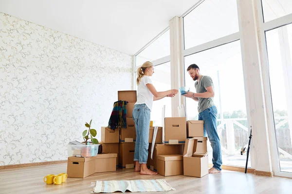 Pareja en apartamento nuevo desembalaje cajas de cartón — Foto de Stock