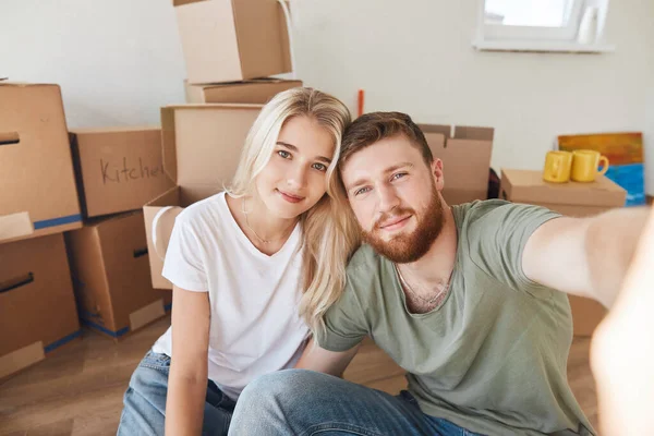 Pareja mudándose a nuevo apartamento juntos reubicación y tomando selfie —  Fotos de Stock
