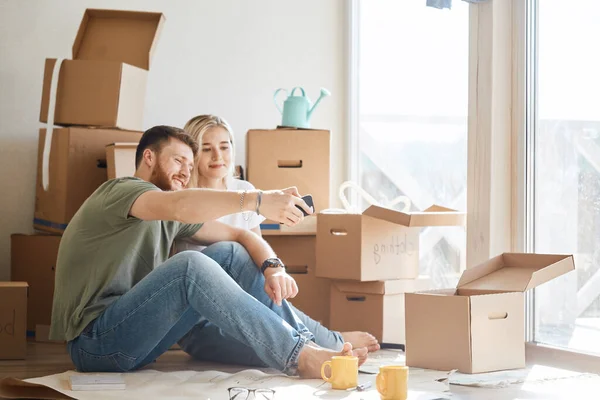 Ett par flyttar hem. Glada människor köper ny lägenhet — Stockfoto