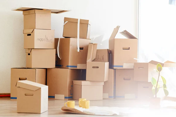 Pila de cajas de cartón en la habitación de nuevo hogar —  Fotos de Stock