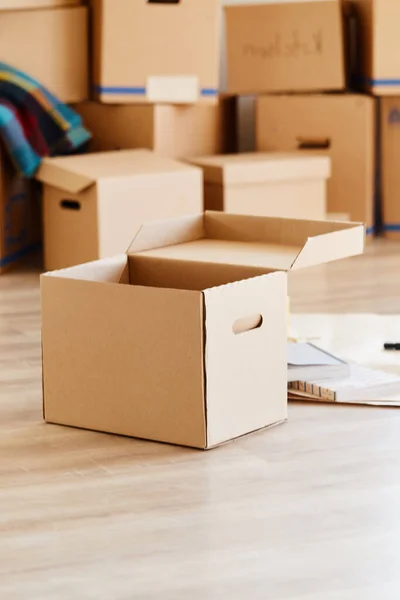 Стопка картонных коробок в комнате нового дома — стоковое фото