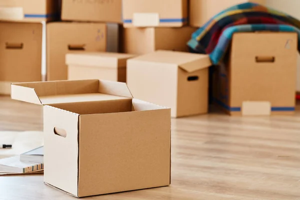 Pila de cajas de cartón en la habitación de nuevo hogar —  Fotos de Stock