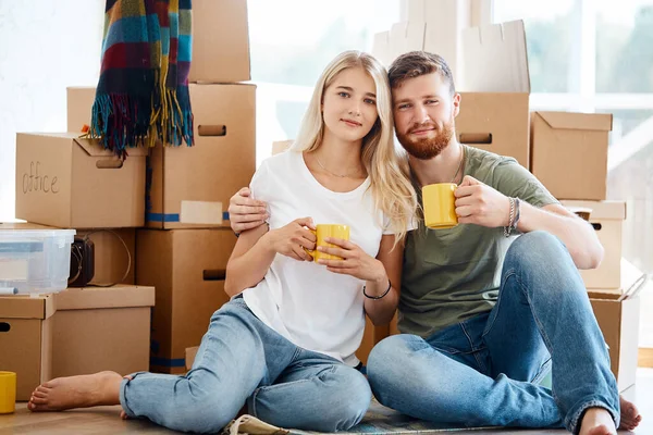 Uomo e donna che bevono tè vicino alla finestra. Comprato nuova casa o appartamento — Foto Stock