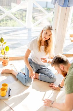 Yeni evlerinin planlarını araştıran bir çift. İç tasarım planlanıyor