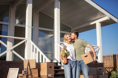 Kitaplı çift yeni eve taşınırken yatakta oturuyor.