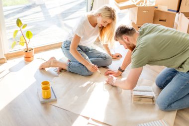 Yeni evlerinin planlarını araştıran bir çift. İç tasarım planlanıyor