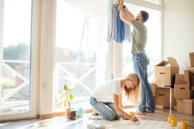 Yeni evlerinin planlarını araştıran bir çift. İç tasarım planlanıyor