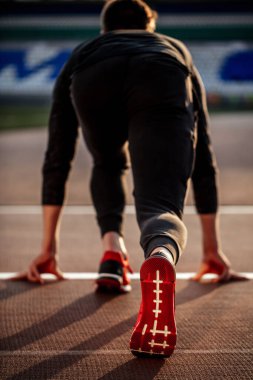 Stadyumda yarış pistinde koşmak için başlangıç pozisyonu