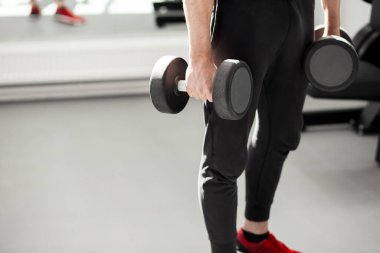 Dambılla şınav çeken bir adam.