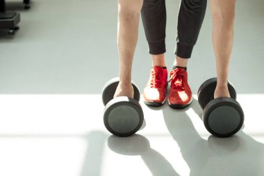 Dambılla şınav çeken bir adam.