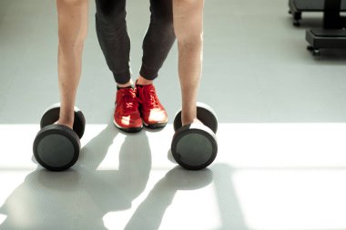 Dambılla şınav çeken bir adam.