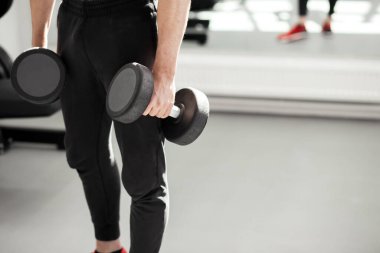 Dambılla şınav çeken bir adam.