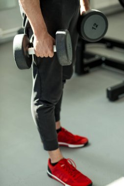 Dambılla şınav çeken bir adam.