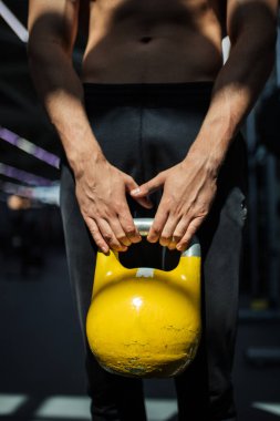 Genç fitness adamı Kettlebell 'de antrenman yapıyor..