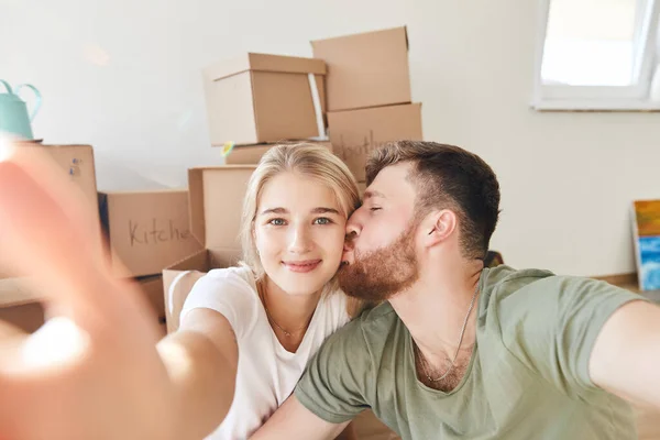 Pareja mudándose a nuevo apartamento juntos reubicación y tomando selfie — Foto de Stock