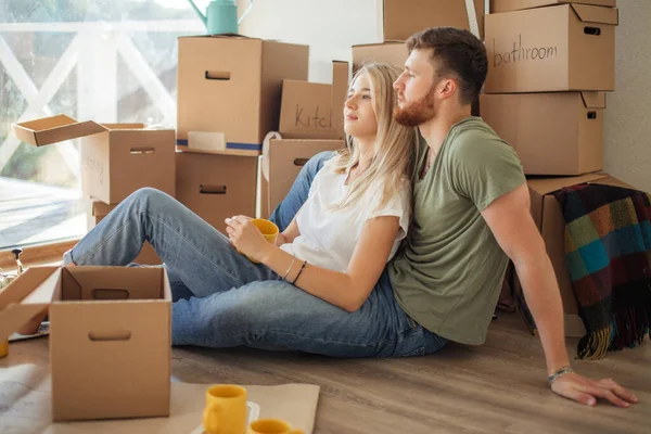 Una pareja mudándose a un nuevo hogar. La gente feliz compra apartamento nuevo — Foto de Stock