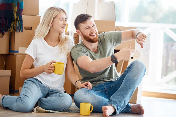 Una pareja mudándose a un nuevo hogar. La gente feliz compra apartamento nuevo — Foto de Stock