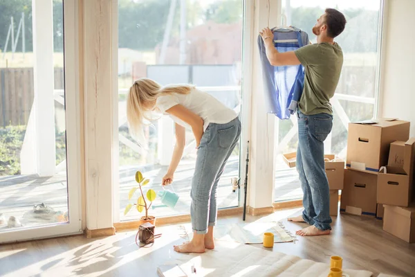 Ehepaar arbeitet in neuer Wohnung mit großer Fensterwand — Stockfoto