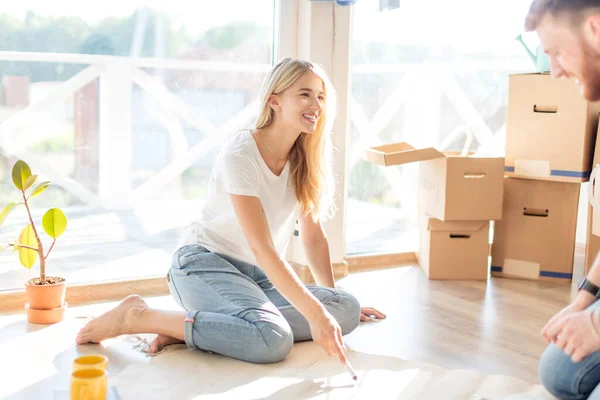 Pareja buscando planos de su nueva casa. Planificación del diseño de interiores — Foto de Stock