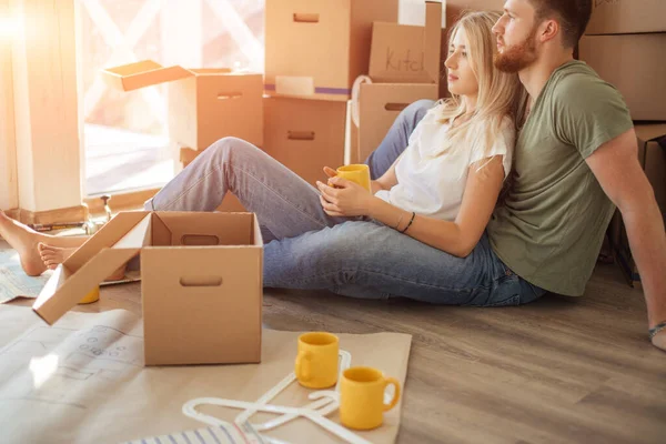 Una pareja mudándose a un nuevo hogar. La gente feliz compra apartamento nuevo — Foto de Stock