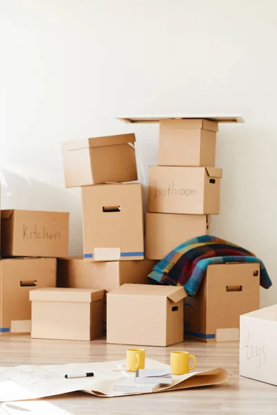 Pila de cajas de cartón en la habitación de nuevo hogar —  Fotos de Stock