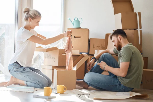 Casal em novo apartamento desembalar caixas de papelão — Fotografia de Stock
