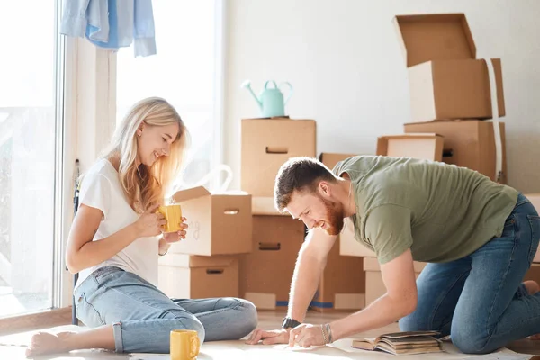 Pareja buscando planos de su nueva casa. Planificación del diseño de interiores — Foto de Stock