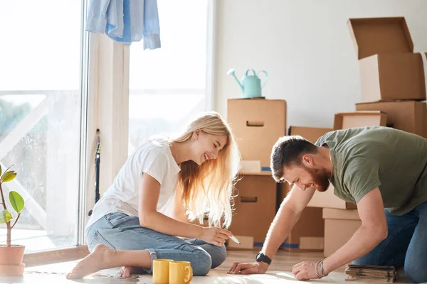 Pareja buscando planos de su nueva casa. Planificación del diseño de interiores —  Fotos de Stock