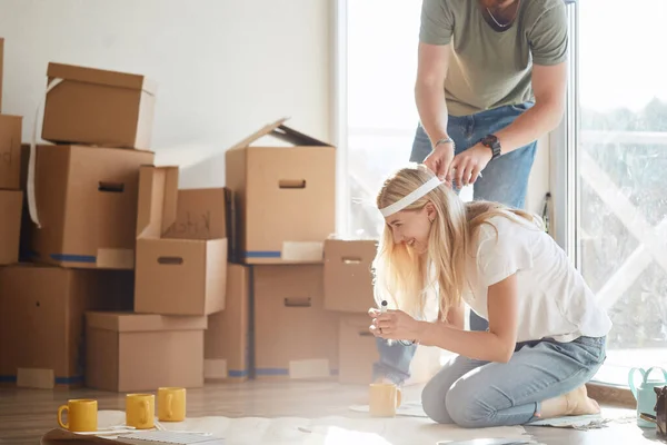 Pareja buscando planos de su nueva casa. Planificación del diseño de interiores — Foto de Stock