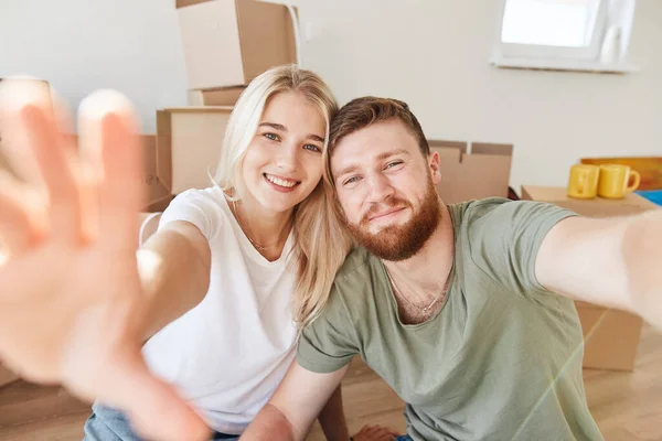 Pareja mudándose a nuevo apartamento juntos reubicación y tomando selfie — Foto de Stock